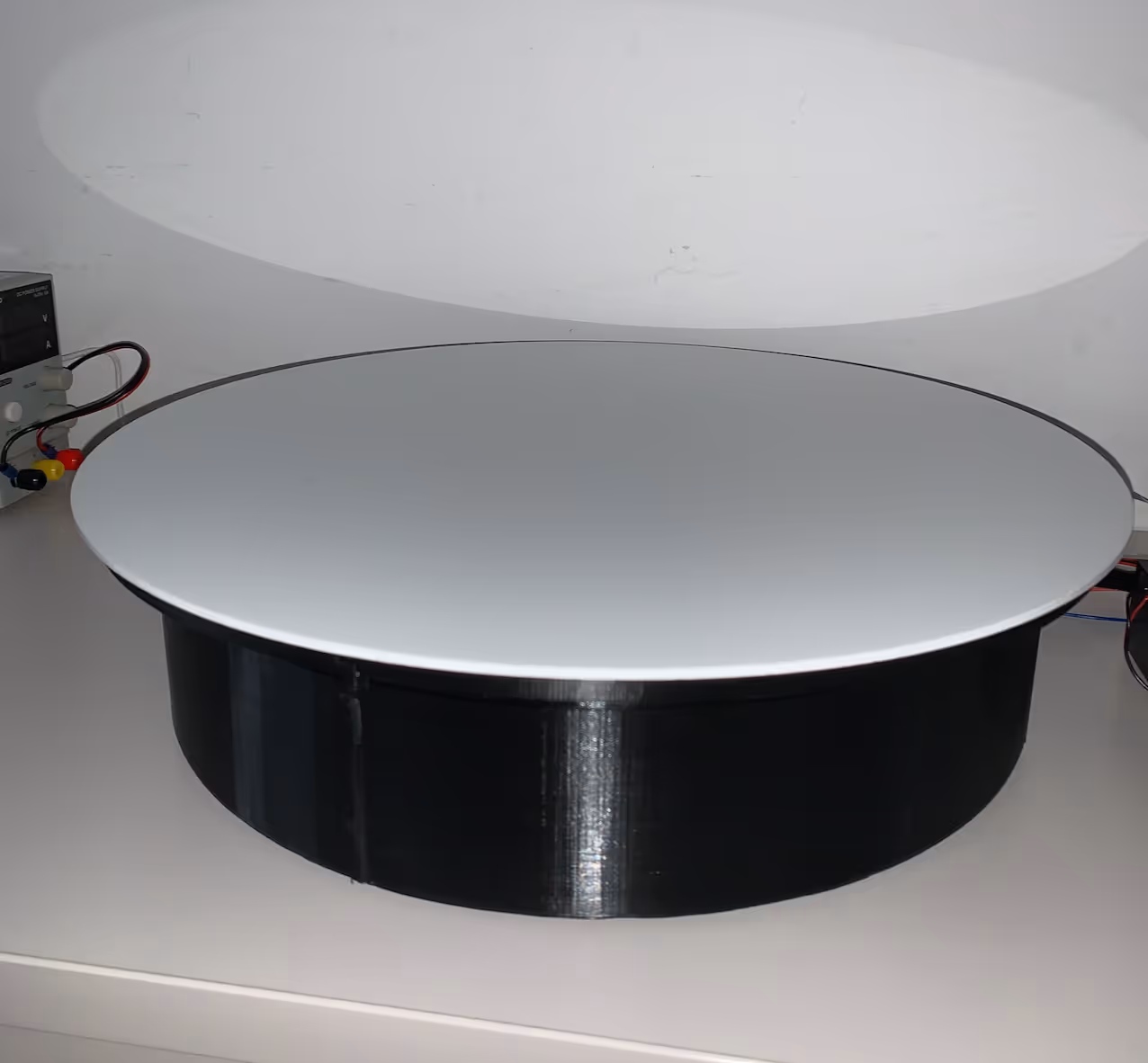Finished motorized turntable with 3D-printed black housing and white rotating platter